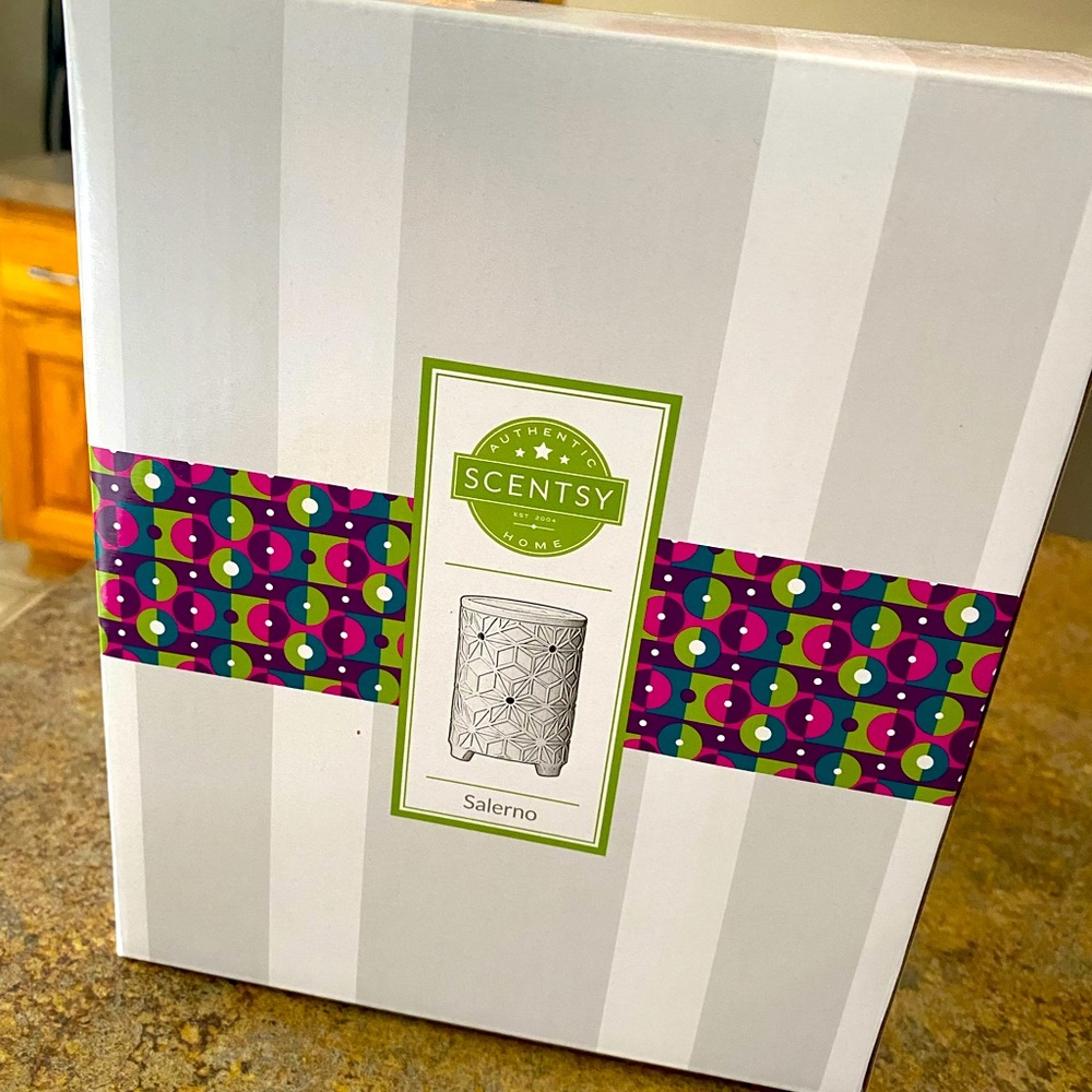 NEW IN BOX Scentsy “Salerno” burner